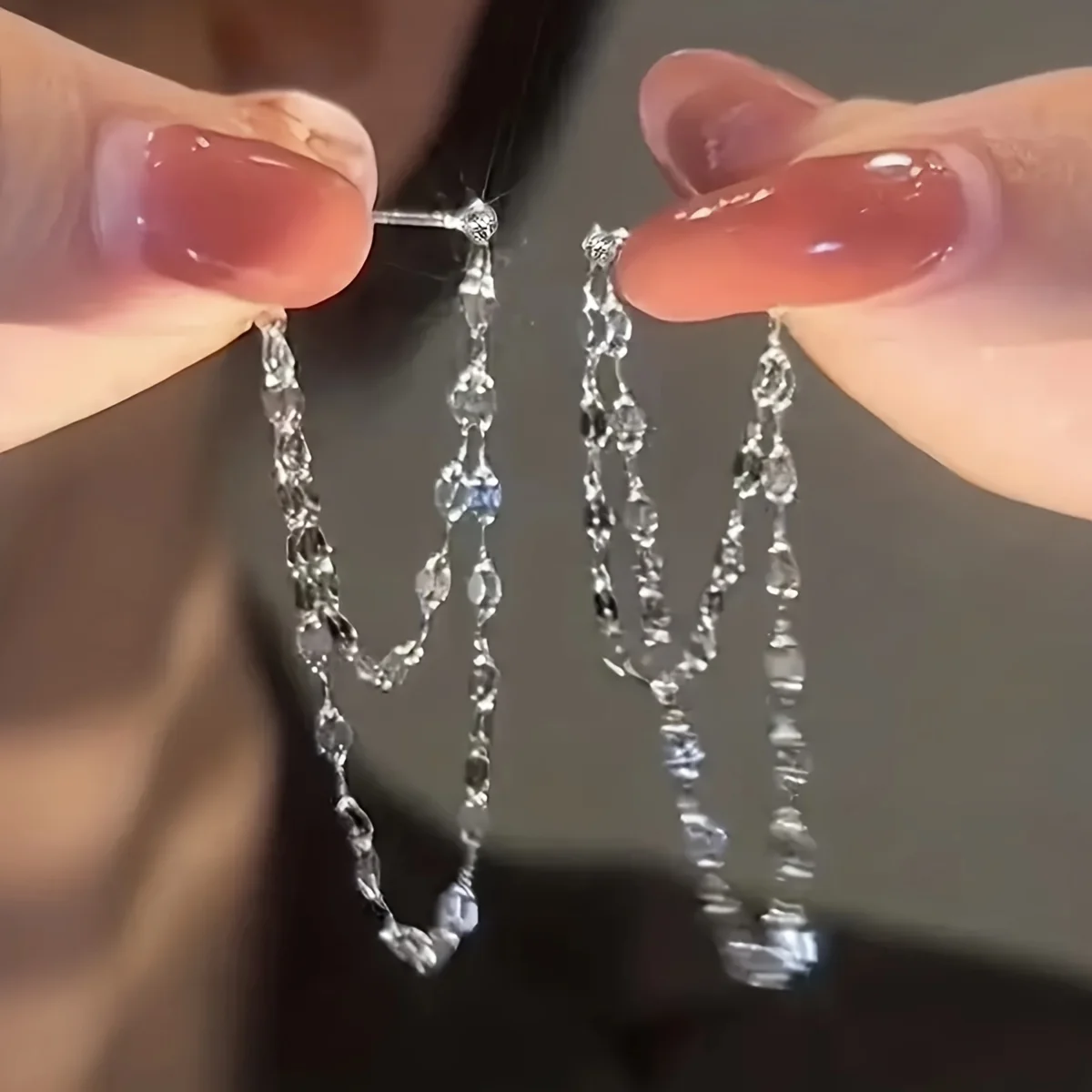 

Изысканные женские серьги-драпе - модные серьги с двойной цепочкой и подвесками-кисточками для стильных мероприятий