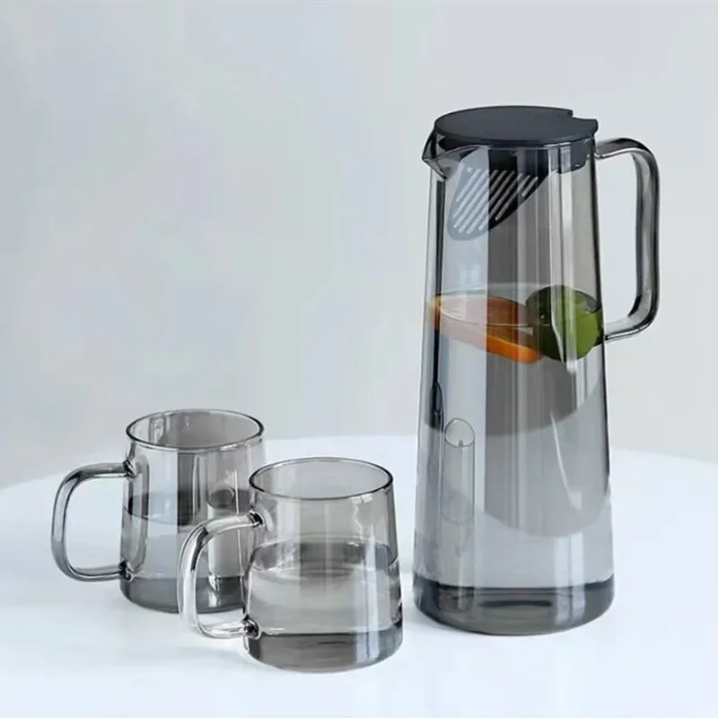 

1.35L Glass Pot Pitcher with Lid Easy Clean Heat Resistant Glass Water Jug Refrigerator Carafe with Handle for Hot/Cold Water