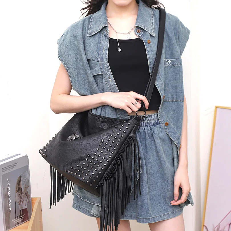 Punk skull women Shoulder Bag Large capacity Fashion Rivet Tassels ladies handbag PU Leather female hobos Crossbody bag big tote