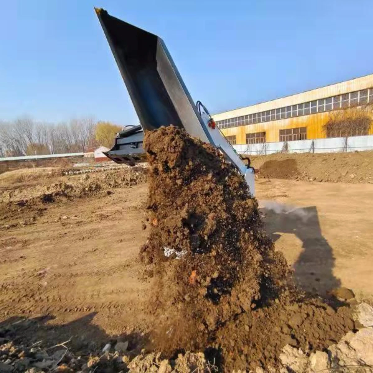 

Best Quality Skid Steer Side Dump Buckets 4 In-1 Curved Closed Standard All Kinds of Buckets for Skid Steer