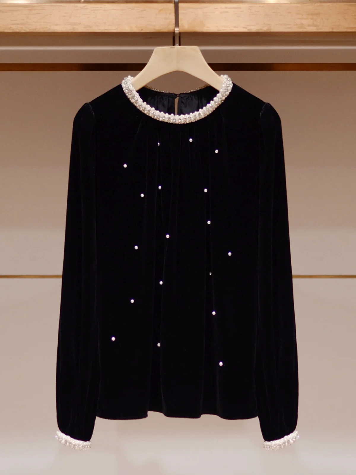 

Stunning Velvet Long Sve round Ne Women's T-irt Embroidered Diamond Faionable Ele Color Bla Comfortable Fit