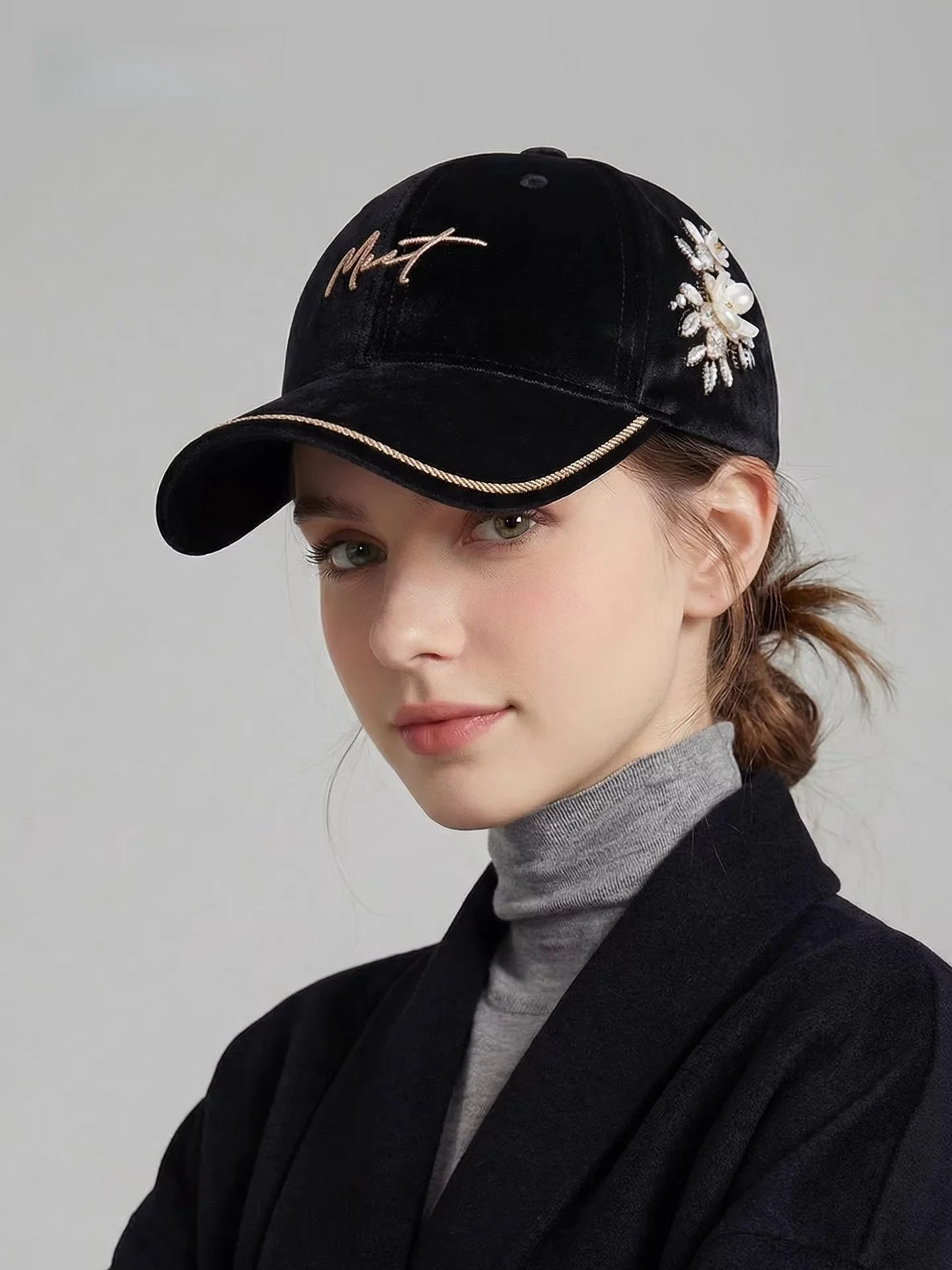 elegante-gorra-de-beisbol-de-terciopelo-para-mujer-gorro-de-invierno-con-bordado-estilizado-gorra-de-visera-plana-que-estiliza-el-rostro-accesorio-de-moda-de-lujo