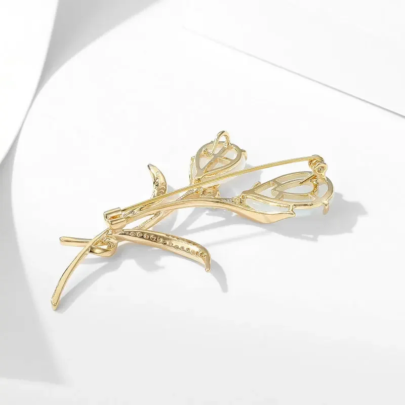 

A high-end, elegant and niche coat paired with an elegant and high-end cat's eye tulip brooch inlaid with zircon