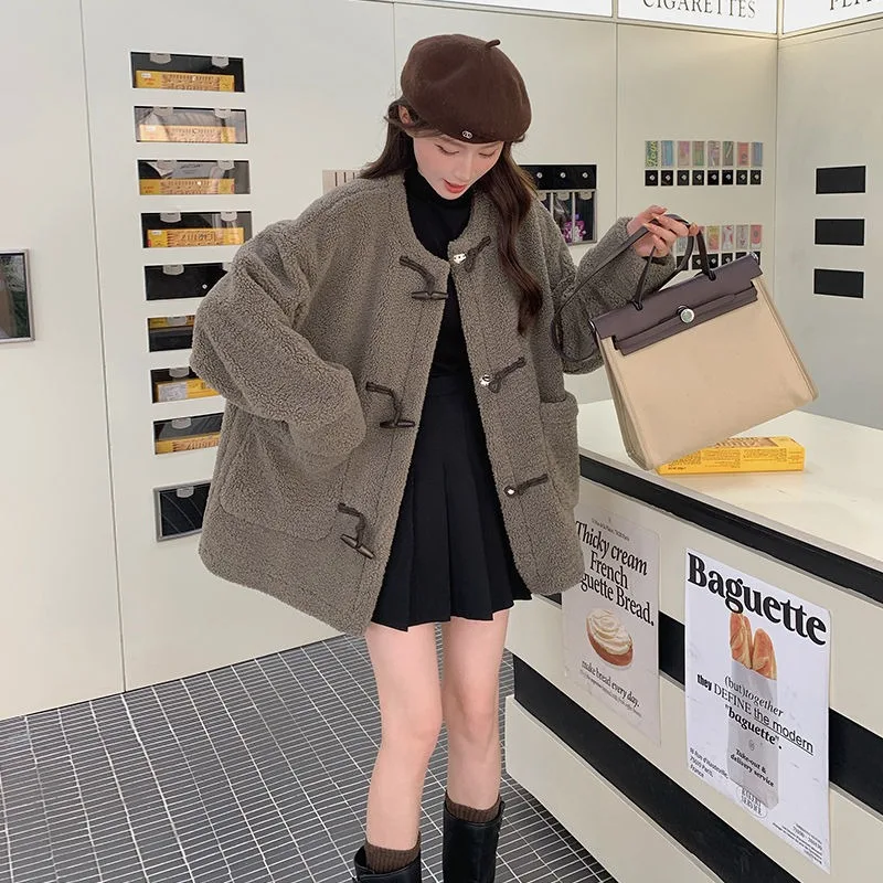 2024 Autumn/Winter Brown Retro Cow Horn Button Lamb Wool Jacket for Women, Loose Commuting Casual Top