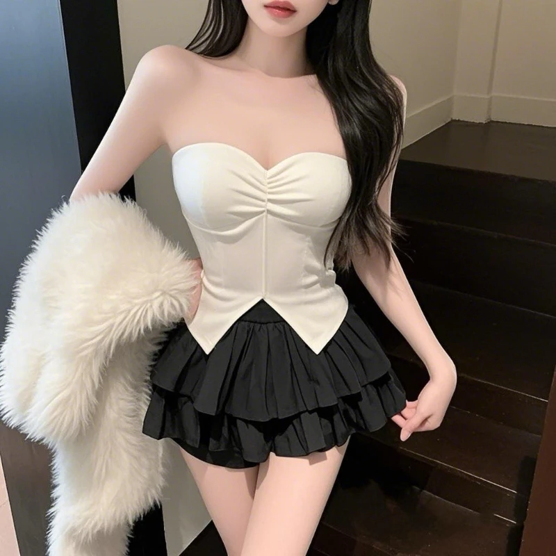 

Модный женский комплект: облегающий топ-бюстье и юбка с высокой талией и оборками – комфортная повседневная одежда для прохладной погоды ​