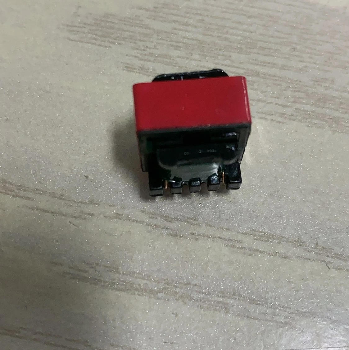 האם thy585a הוא המפתח להפעלת מתקן קירור מדויק ואמין? בדיקה מפורטת של EE13-YF12V – טרנספורמר תדר גבוה אופקי