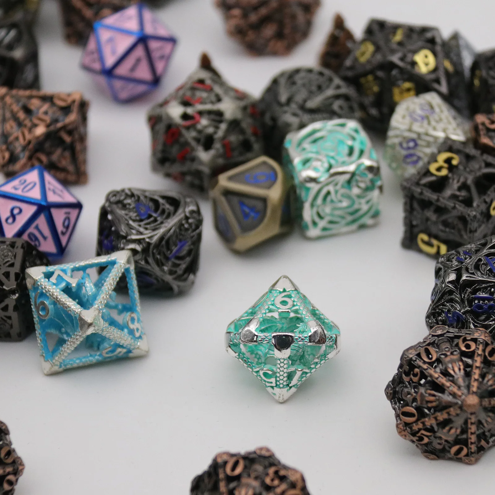 Dados de metal de cor aleatória, dnd d4 d6 d8 d10 d% d12 d20 dados poliédricos para jogos de tabuleiro d&d pathfinder rpg, 1 peça