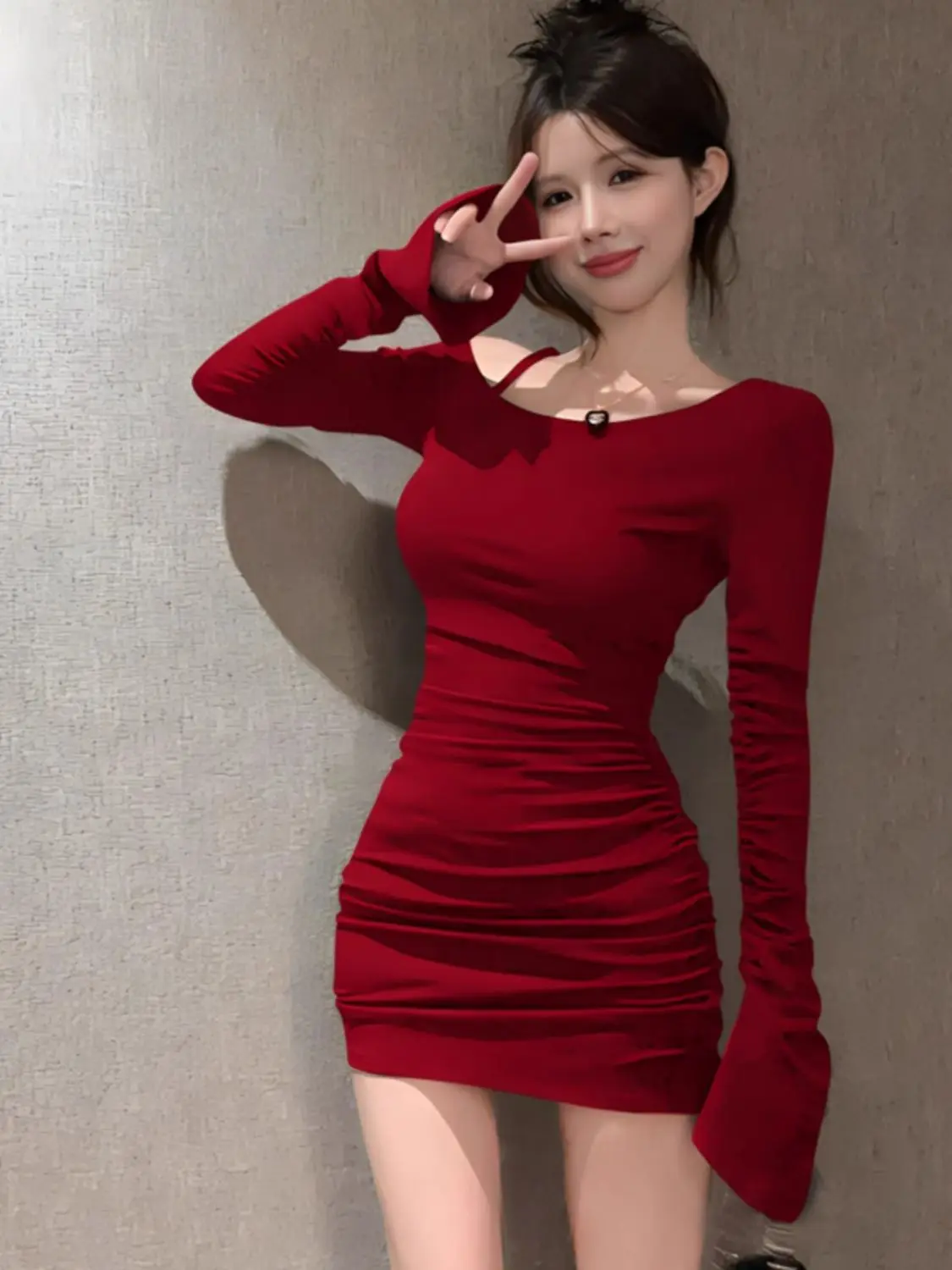 女の子のための傾斜ショルダードレス,ベルスリーブ,タイトなヒップカバーのショートスカート,赤いタイトなTシャツ,新年のスタイル,純粋な欲求,春と秋
