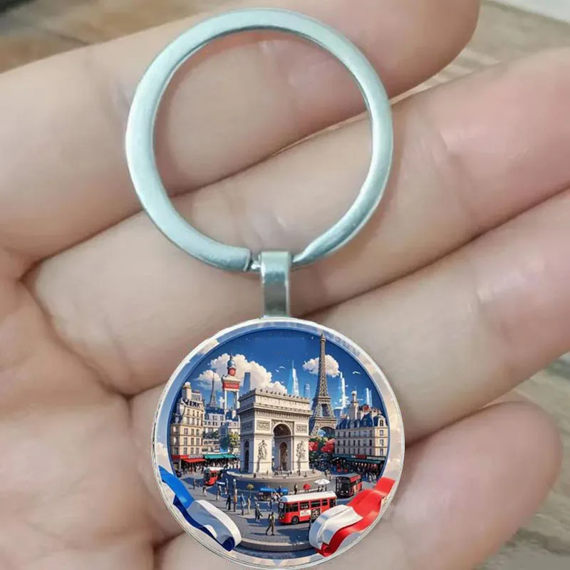Llavero con paisaje de microidad francesa de París: Torre Eiffel, Arc de Triunfo y Catedral de Notre Dame, con el Sagrado Corazón