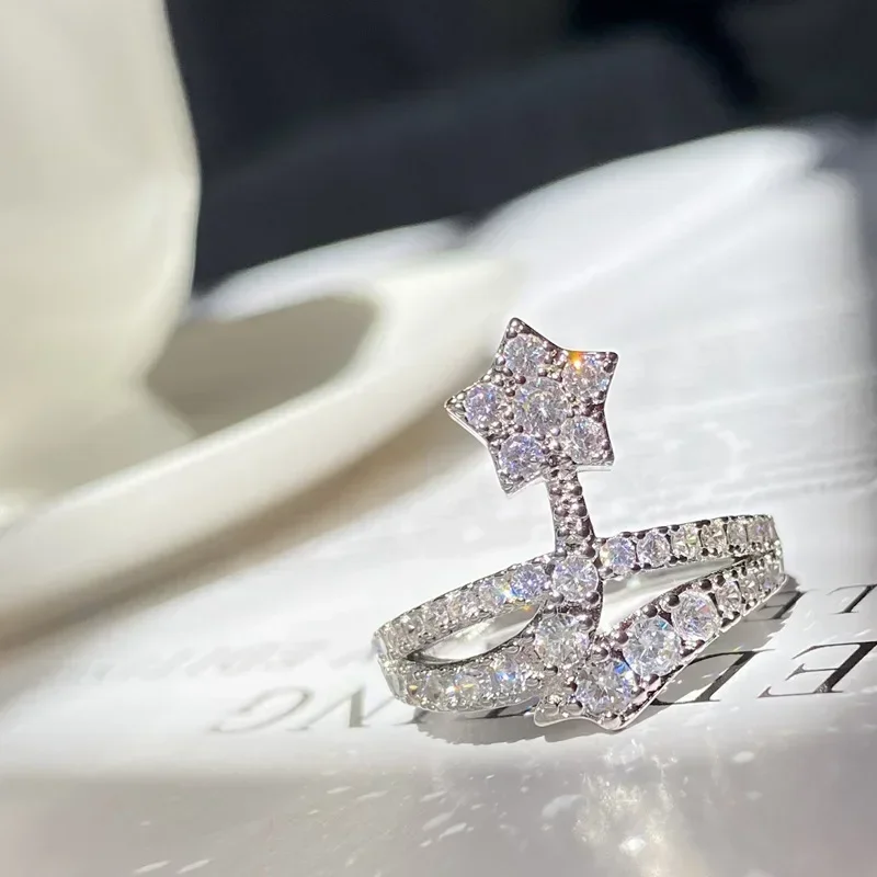Estilo de moissanita MDL. Anillo de dedo de moda europea y americana con microconjunto de explosión Meteor ins brillante con estrella de cinco puntas