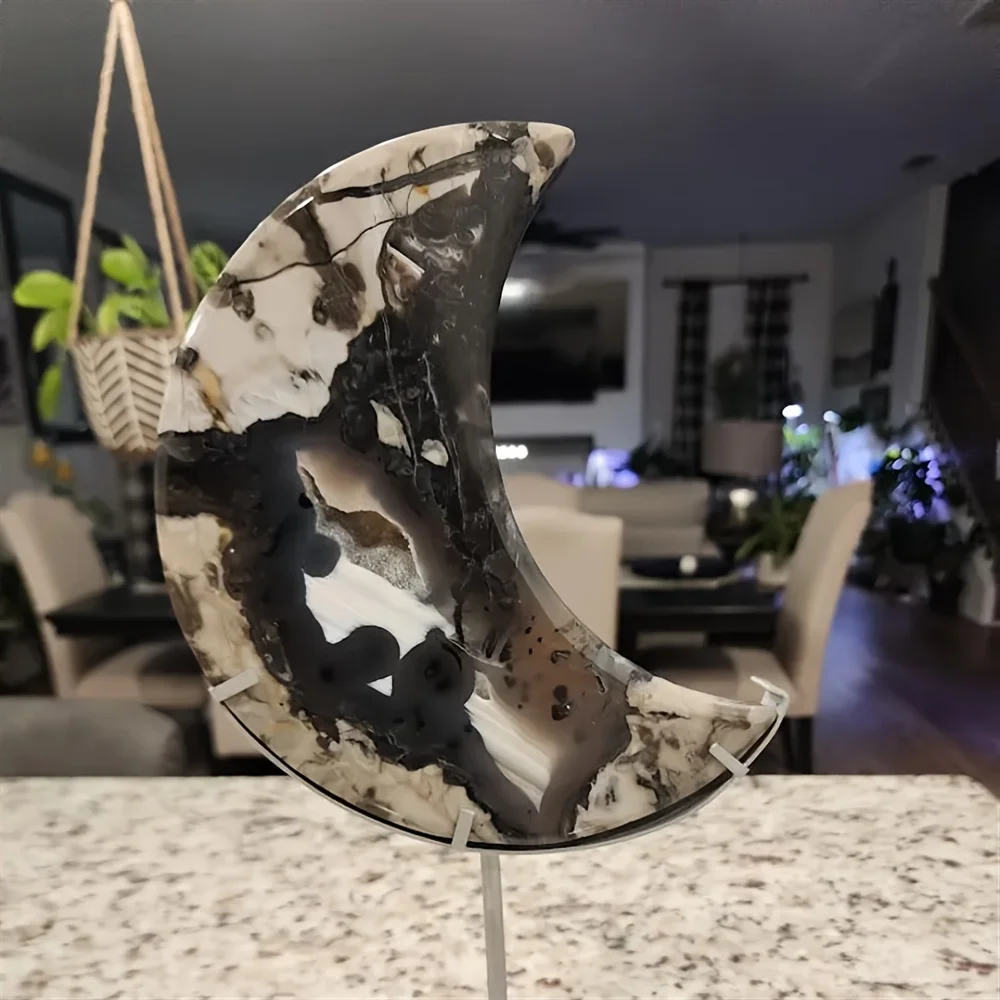 A glowing volcanic agate palm – a fluorescent stone that glows under ultraviolet light.