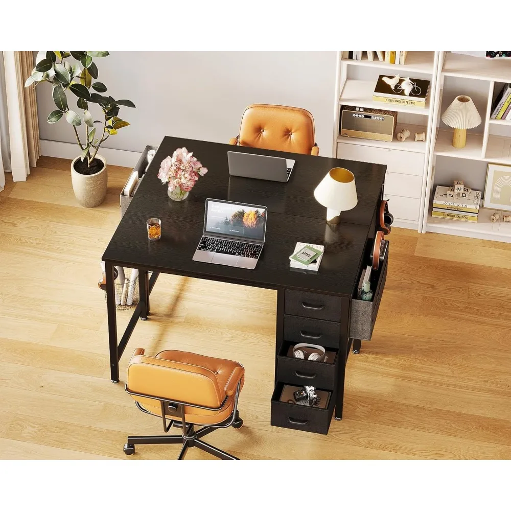 4つのファブリック引き出し、収納、サイドフック付きの32インチコンパクトコンピューターデスク、モダンスタイルのホームオフィスデスク