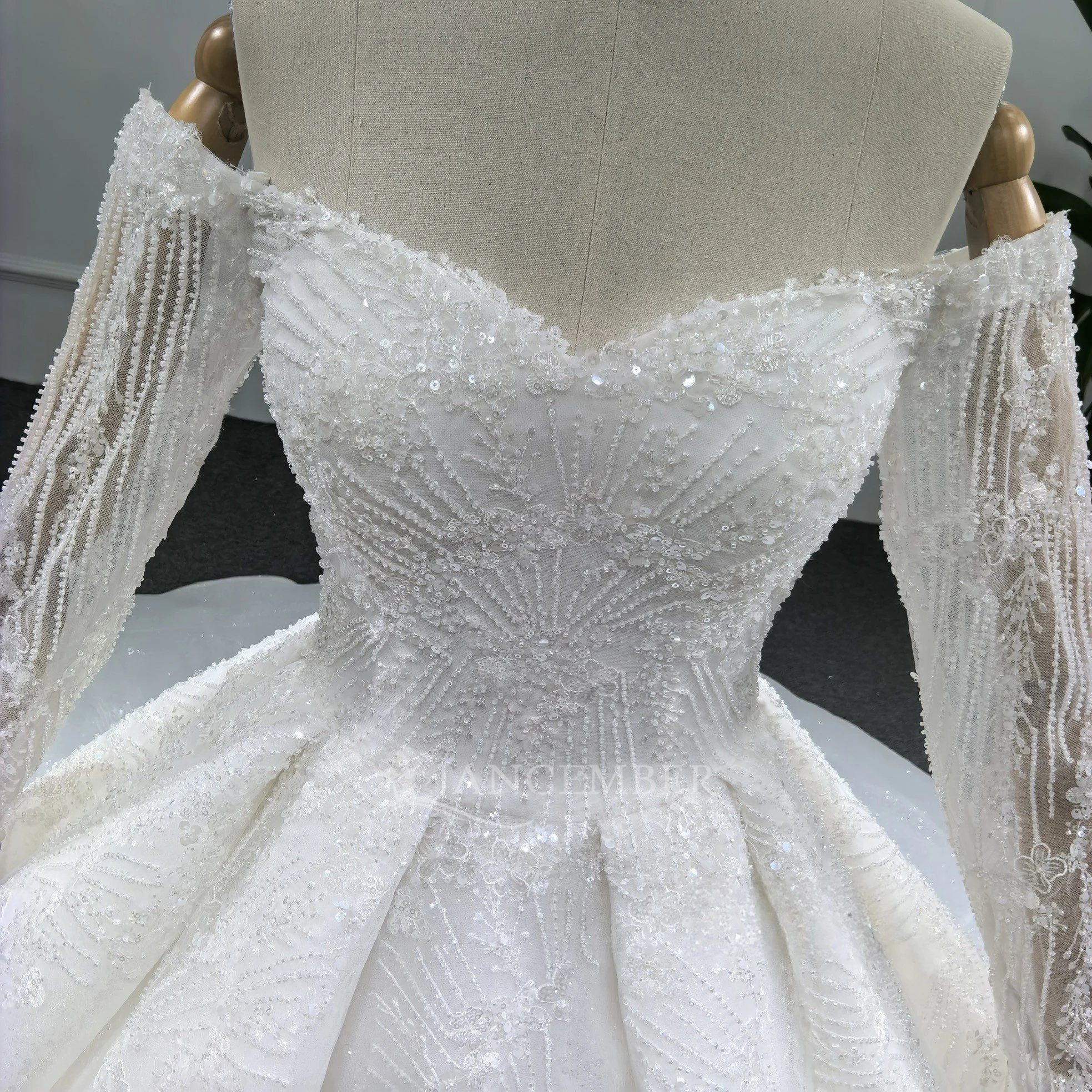 Vestidos de casamento Vestidos de noiva requintados Promoção Scoop Beading Mangas completas Robes Charmantes فساتudenudenات mireislav Personalizado 2025