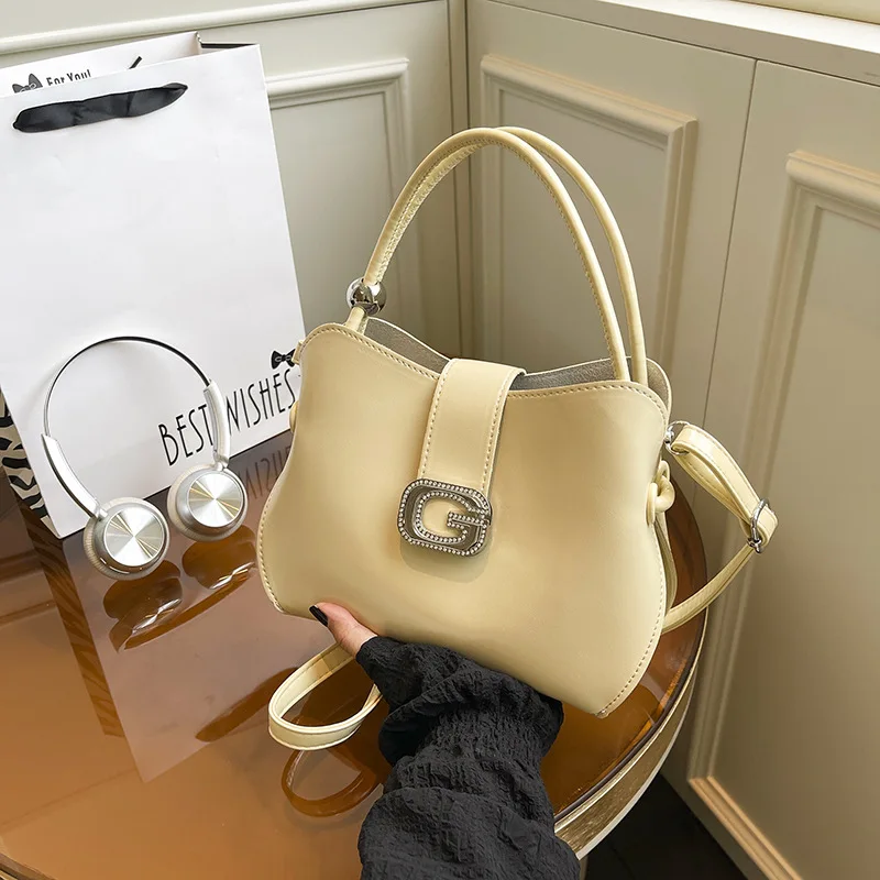 

2025 Luxury Bucket Bag for Women Spacious Niche Shoulder Purse Designer Crossbody Bag Everyday Elegance
