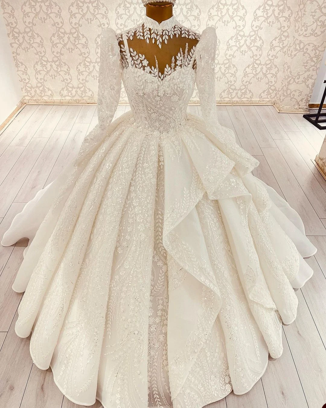 فساتين زفاف رائعة على شكل كرة مطرز بالخرز دانتيل زي العرائس مصنوع حسب الطلب بأكمام طويلة سويب تراين بوهو رداء دي