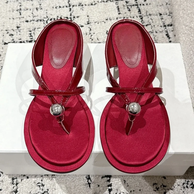 

Брендовые шлепанцы на низком каблуке, женские летние новые шлепанцы, женские лаконичные модные сандалии с металлической сферой, женские повседневные пляжные тапочки, женские