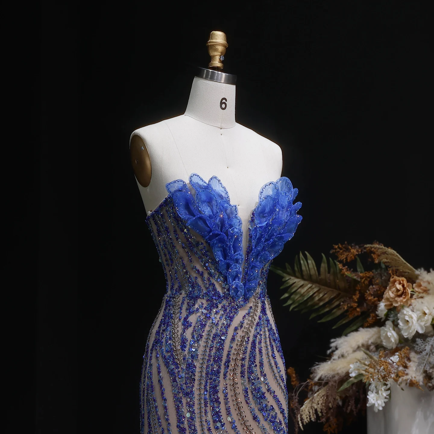 Sharon Said Luxuriöses trägerloses Abendkleid in Karamellfarbe, stark perlenbestickt mit hohem Seitenschlitz, formelle Partykleider für Damen SS133 Maßanfertigung – Detail 10