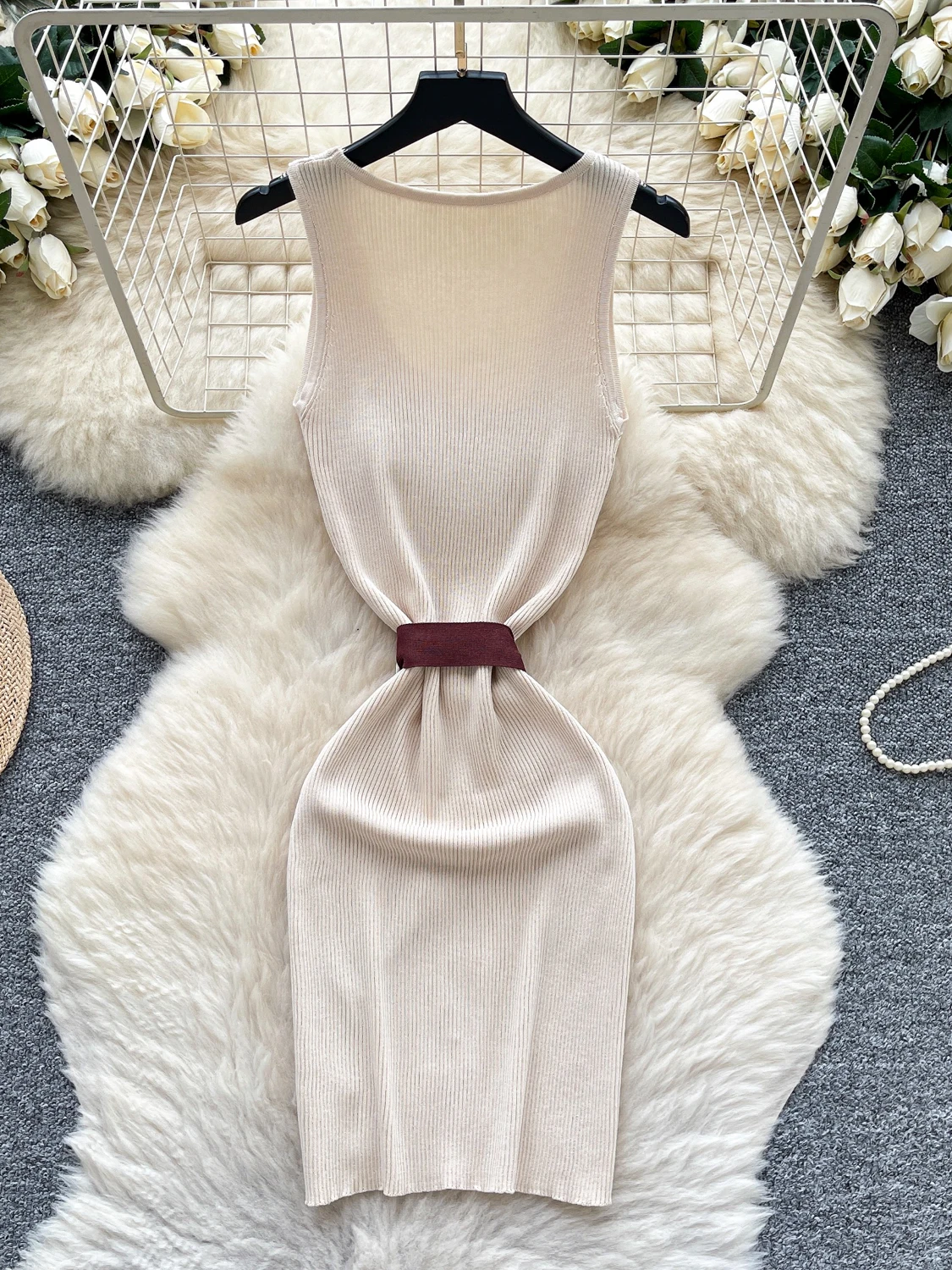 시크한 여름 니트 슬림핏 베스트 드레스 여성 하이웨이스트 슬리브리스 랩 허리 디자인 패셔너블 출근룩 A라인 스커트