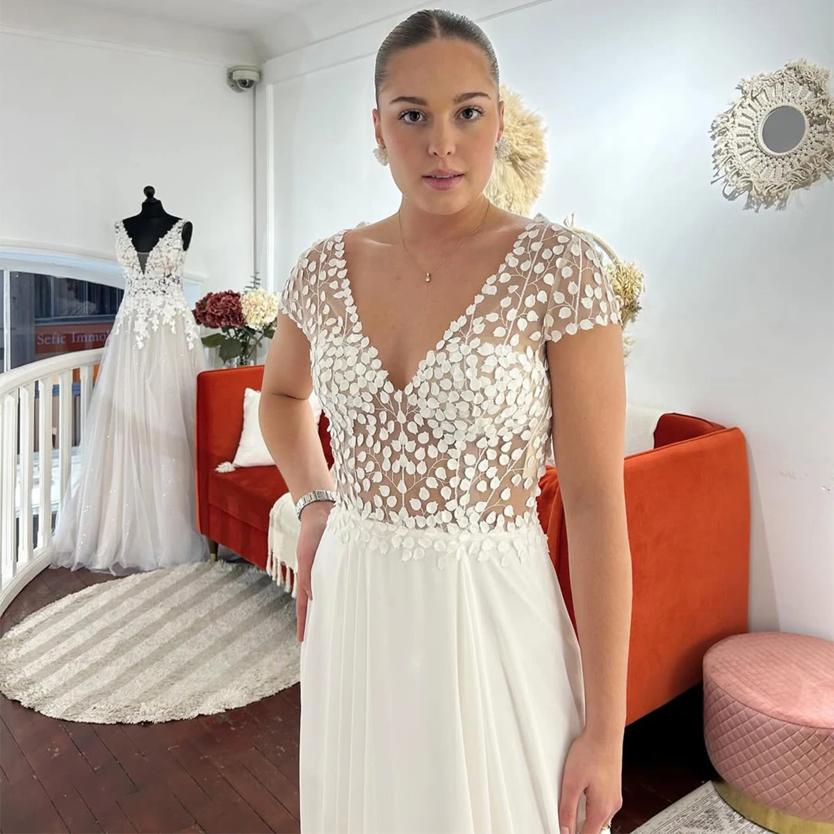 ชุดแต่งงานผ้าชีฟองลูกไม้แบบเปิดหลังสำหรับเจ้าสาว ชุดเดรสยาวผ่าข้าง คอวี สำหรับผู้หญิง