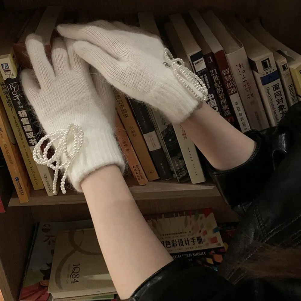 قفازات نسائية محبوكة بفيونكة لؤلؤ ، أحادية اللون ، سميكة ، دافئة ، إصبع كامل ، مقاومة للرياح ، ناعمة ، شاشة تعمل باللمس ، الشتاء ، الموضة