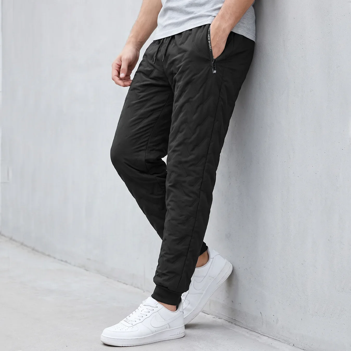 Men's Fleece Lined Winter Sweatpants Thermal Warm Sports Jogger Pants Windproof Casual Trousers with Zipper Pockets
