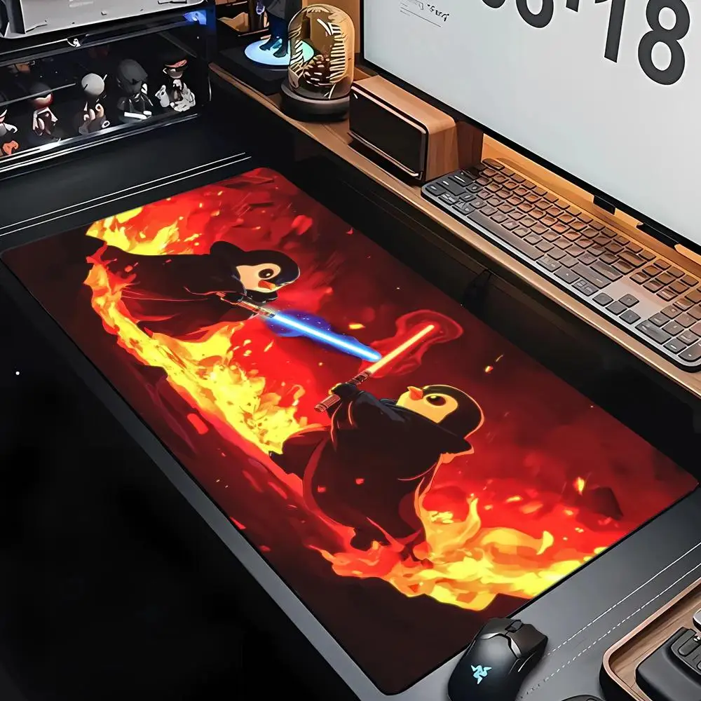 Simpatico pinguino battaglia anime Mouse Pad Tappetino da scrivania Tappetini da gioco XXL Accessori per PC Tappetini di espansione per tastiera Tappetino da ufficio in gomma antiscivolo