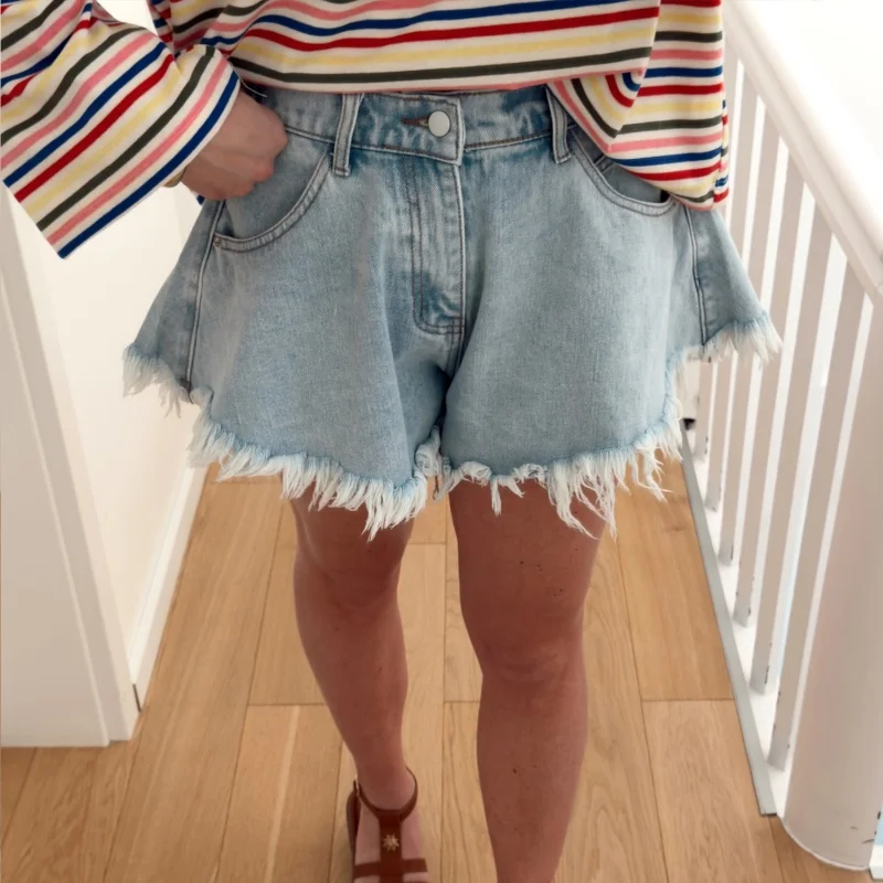 Umbrella Raw Hem A-Linien-Jeans für Damen Neue Hochgeschnittene Knopf-Shorts mit Weitem Bein Frühling Sommer Lässige Denim-Shorts
