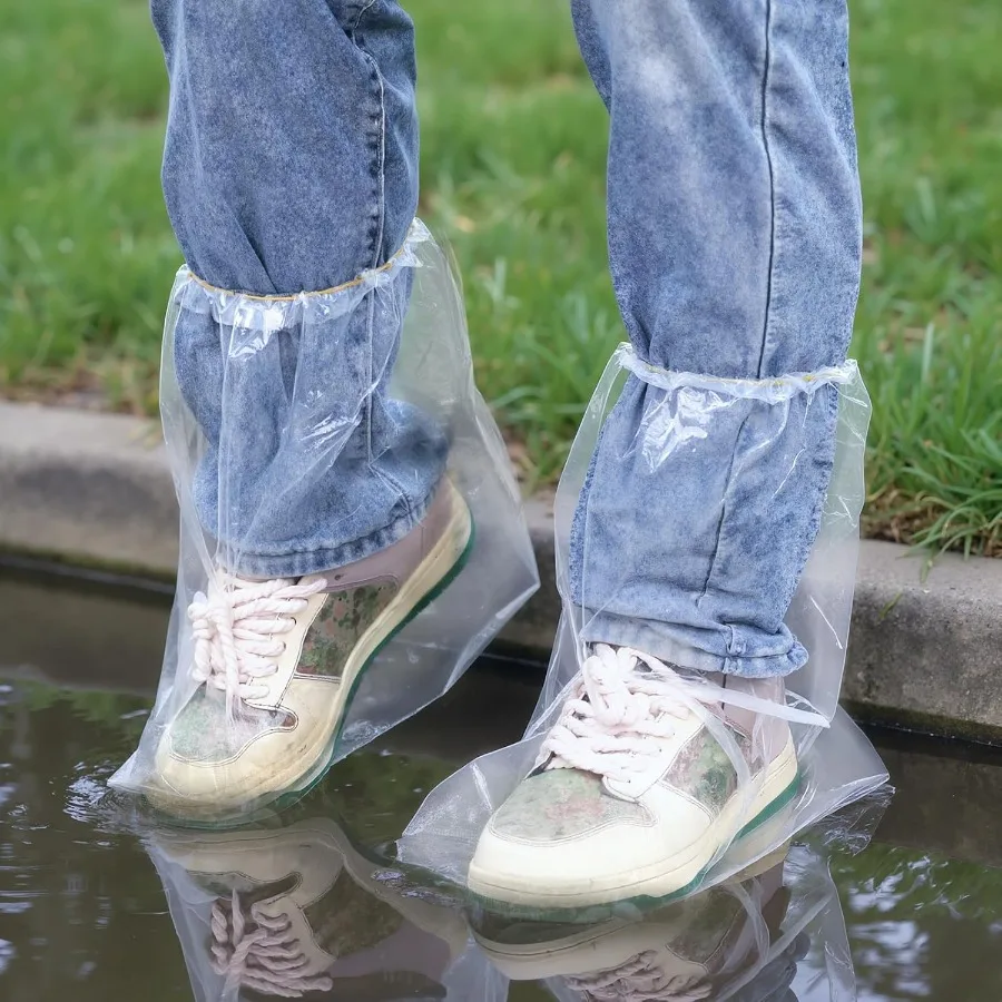 Yzurbu 20 قطعة 13.7 أغطية أحذية للاستعمال مرة واحدة شفافة مقاومة للماء وغير قابلة للانزلاق CPE أحذية سميكة مقاس XL تناسب ما يصل إلى الرجال 1