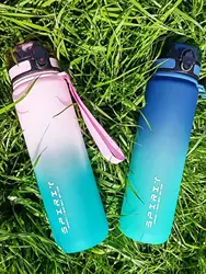 Bottiglia d'acqua sportiva di grande capacità da 500/1000ML tazza di plastica colorata portatile a prova di perdite che beve brocche per il Fitness in palestra da viaggio all'aperto