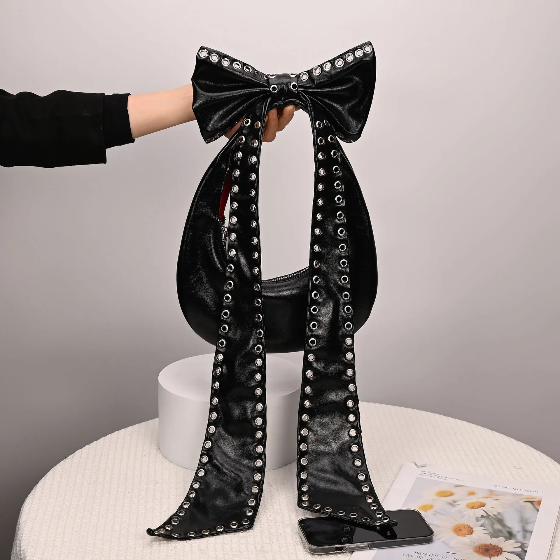 

Женская сумка через плечо с полым бантом, сумки и кошельки с заклепками в стиле панк, сумки в форме полумесяца для женщин, мягкая сумка-облако из искусственной кожи, НОВИНКА