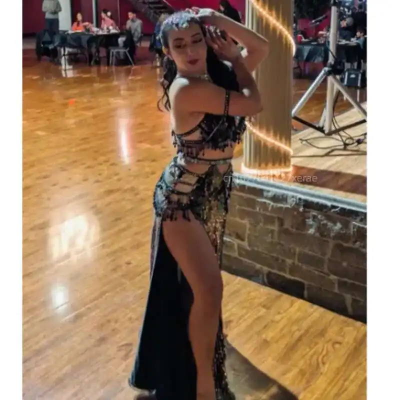 Costume da performance di danza del ventre personalizzato con paillettes per anziani ricamate con perline di cristallo Set di nappe Abiti da competizione di danza orientale