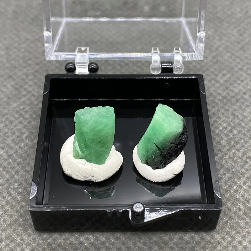 

100% натуральный изумруд, оригинальный камень, образец минерала, коллекция драгоценных камней с кристаллами.+размер коробки: 35*35*35 мм