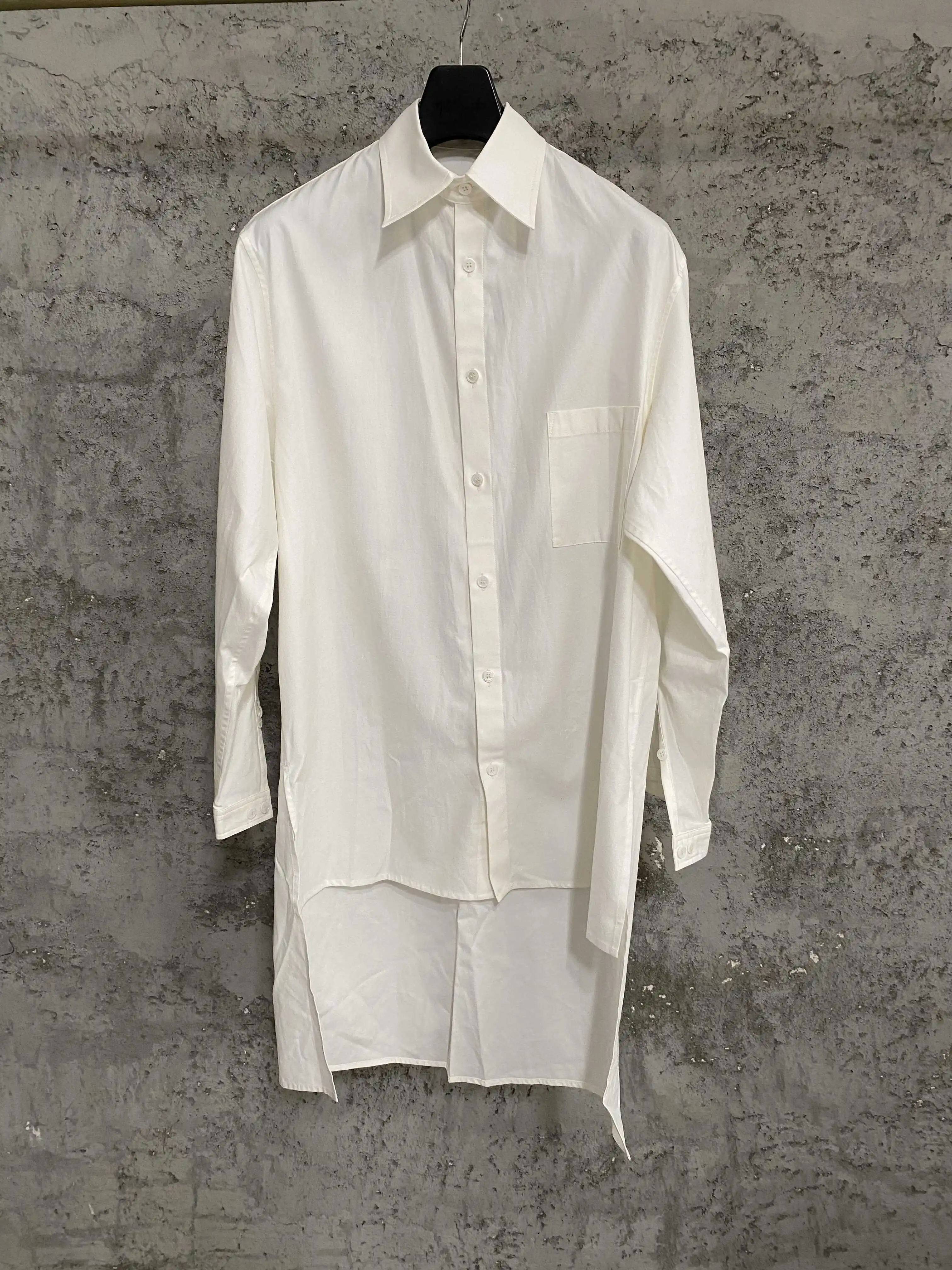 

Мужская рубашка с длинными рукавами, двухслойным воротником, целлюлозными манжетами, скрытыми пуговицами и боковыми разрезами сзади.