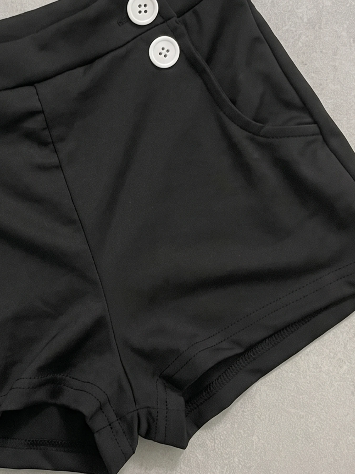 Sommerliche Basic-Shorts für Damen mit hoher Taille, Harajuku-Stil, einfarbig schwarz, grau gestreift, mit zwei Knöpfen an der Vordertasche, elastischem Bund, lässige Hose. – Detail 7