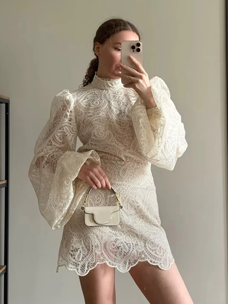 

Комплект LIMO: белый кружевной топ с высоким воротом и расклешенными рукавами + мини-юбка. Винтажный романтический наряд для вечеринок. Премиум-качество, вязаный крючком, для отпуска или повседневной носки.