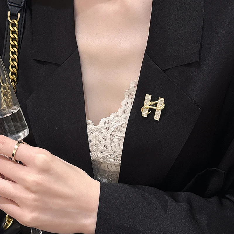 French new design fashion jewelry 14K gold plated luxury zircon letter snake brooch elegant women's daily work accessories