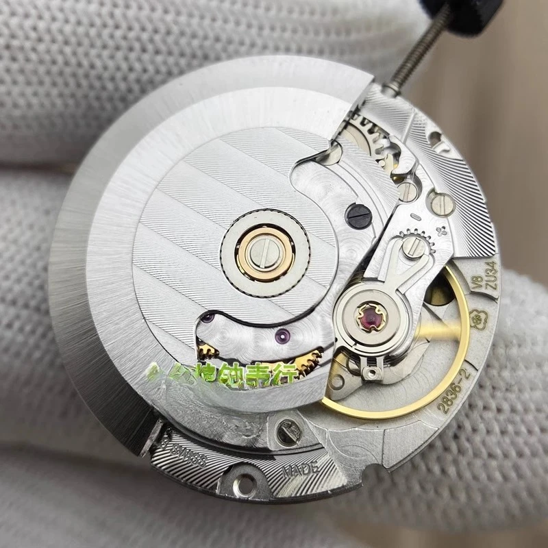 Raffinage du mouvement ETA 2836-2, assemblage d'accessoires de montre