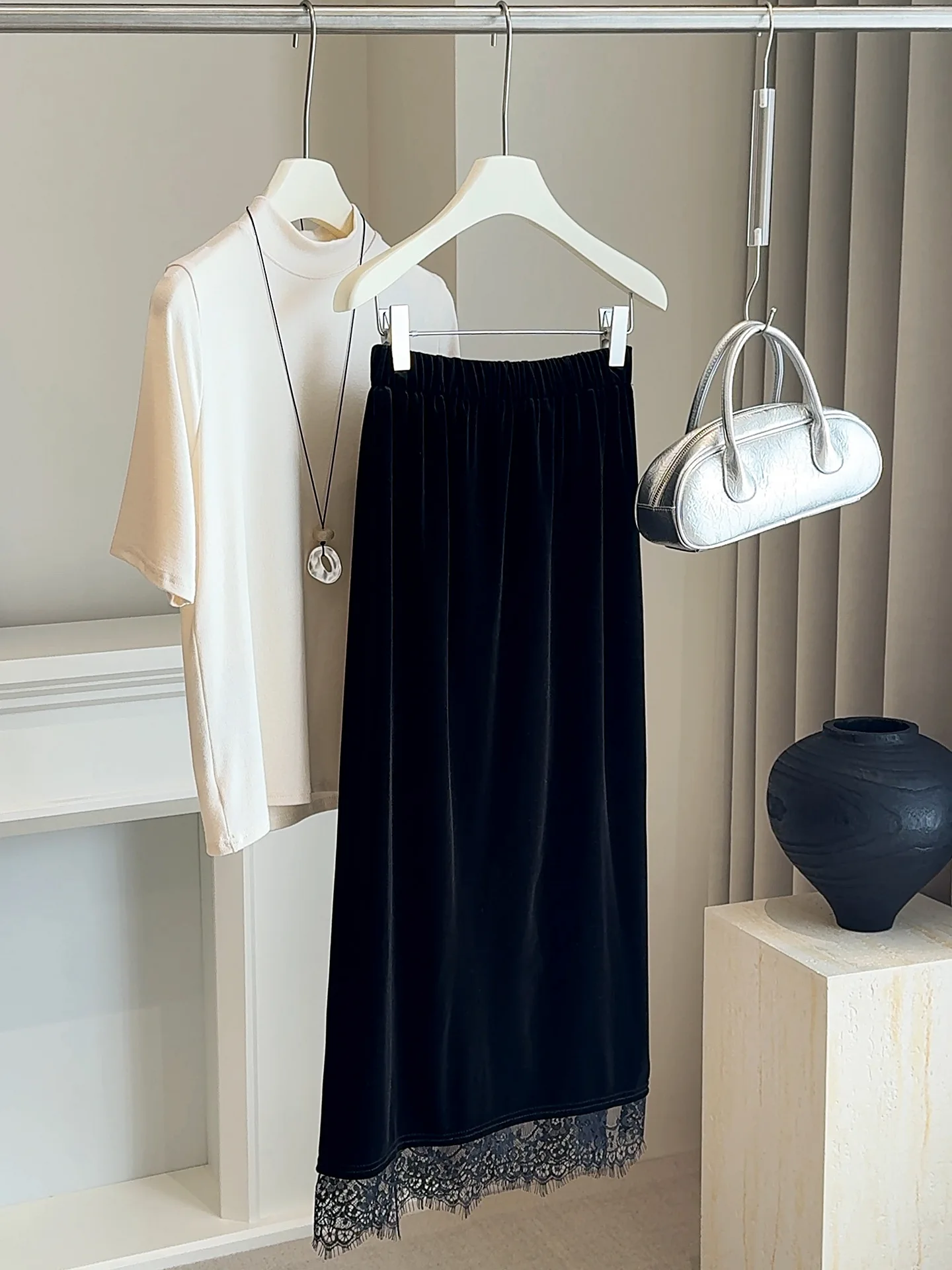 Jupe mi-longue en velours de tempérament noir français, nouvelle jupe tube droite avec ourlet fendu et bord en dentelle pour femmes, automne et hiver