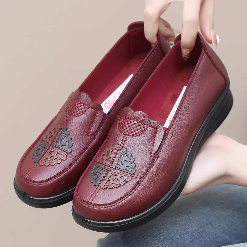 

2024 Spring New Fashion Breathable Middle and Elderly Mom's Shoes Old Beijing Cloth Shoes