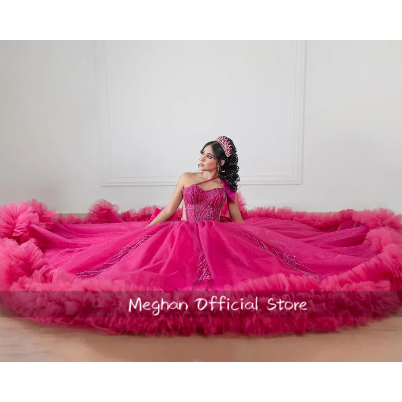 Wykwintne sukienki Quinceañera z koralikami dla dziewcząt, z jednym ramieniem, kokardą, gorsetem, iluzją, plisami, Vestidos De 15 Plus, z możliwością personalizacji.