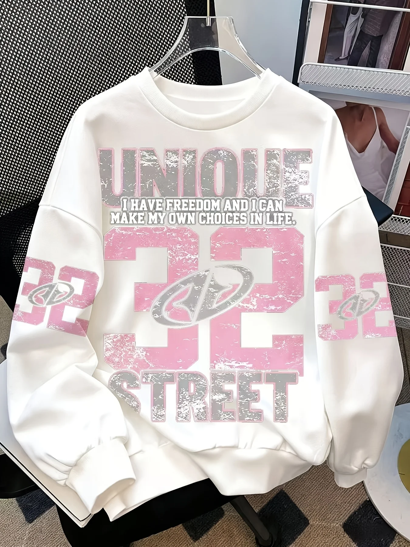 Trendy Vintage Letter Graphic Sweatshirt Unisex Cracked Print Loose Casual Sweatshirt for Campus Daily Wear Weekend Hangout