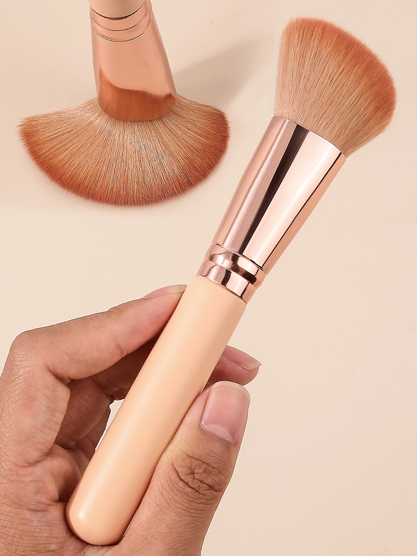 Ein einzelner, multifunktionaler, umweltfreundlicher, geneigter Make-up-Pinsel mit Holzgriff ist ein Beauty-Tool für Anfänger