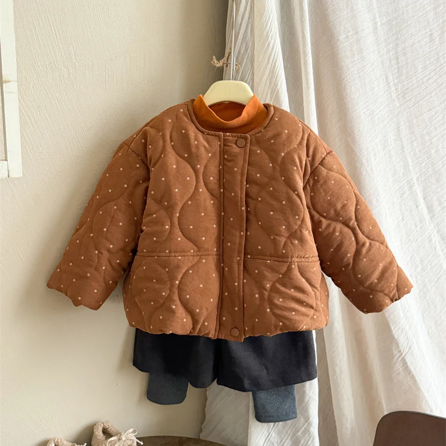 معطف شتوي قطني منقط للفتيات لعام 2025 منتج جديد من سلسلة سين النسخة الكورية فضفاض ومتعدد الاستخدامات