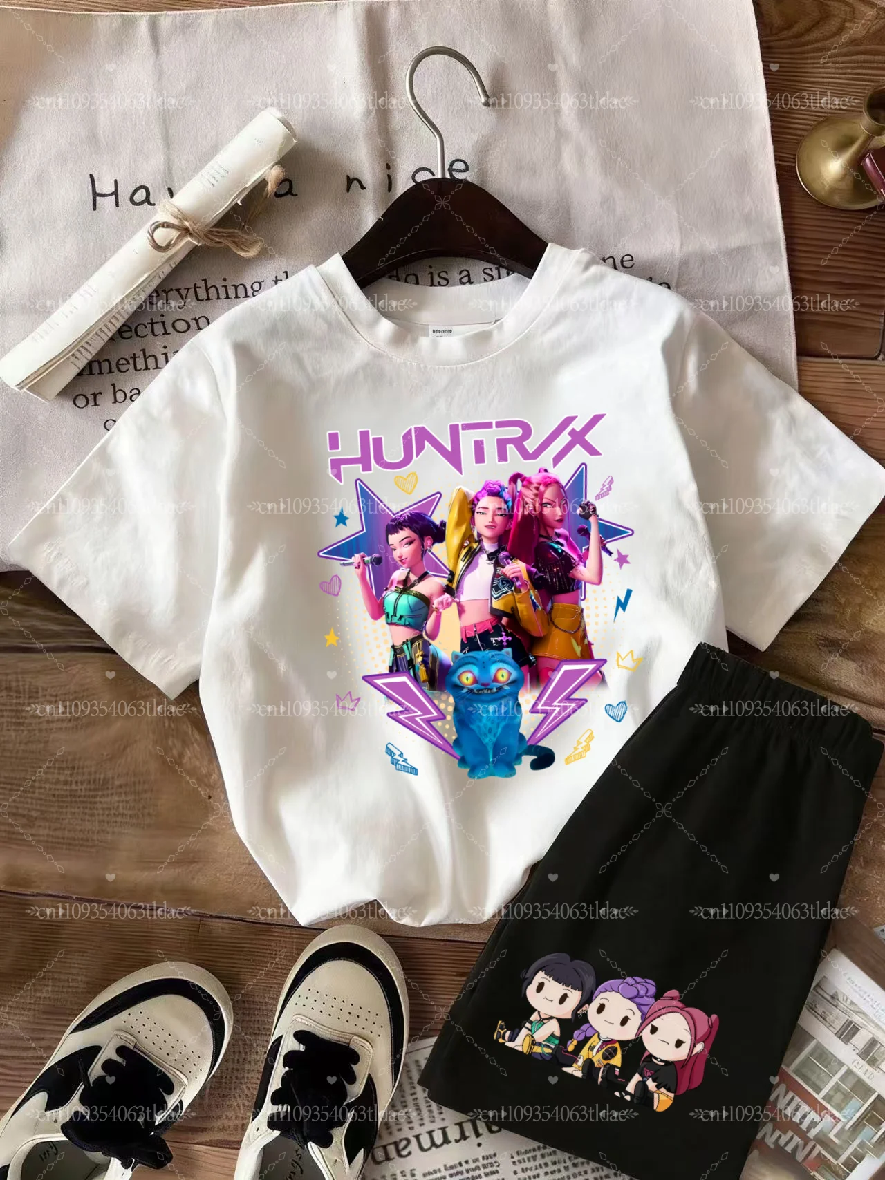 

Летний комплект 2026 с милым смайликом для K-pop фанатов Demon Hunters: мягкая футболка с коротким рукавом и брюки, 2 предмета, домашняя одежда для девочек, подарочный комплект