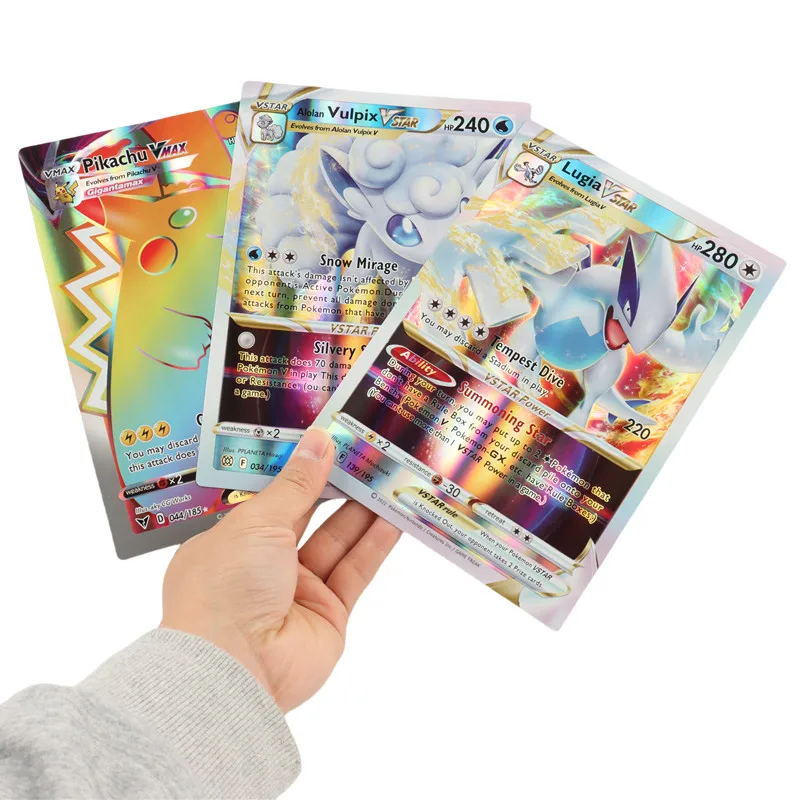 Paquete De 3 Cartas Pokémon XXL Jumbo En Inglés – Rareza Aleatoria V/VMAX/Holo/EX/GX – Tamaño Gigante Ideal Para Coleccionistas Y Regalos – Envío Protegido