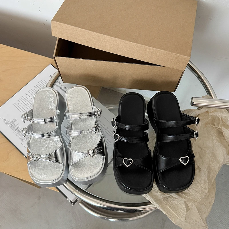

Летние женские модные шлепанцы на высоком каблуке на платформе, 2025 г., декоративная обувь с кристаллами, женская повседневная модельная обувь в уличном стиле, шлепанцы