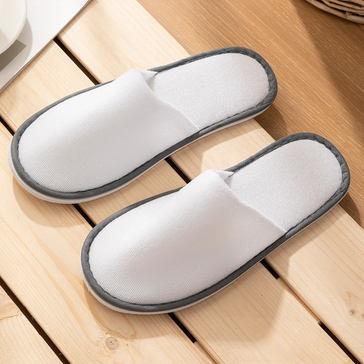 5 PACK One Time Use High Quality Closed Toe Non-slip Hotel Slippers White Disposable Hotel Bathroom Slippers