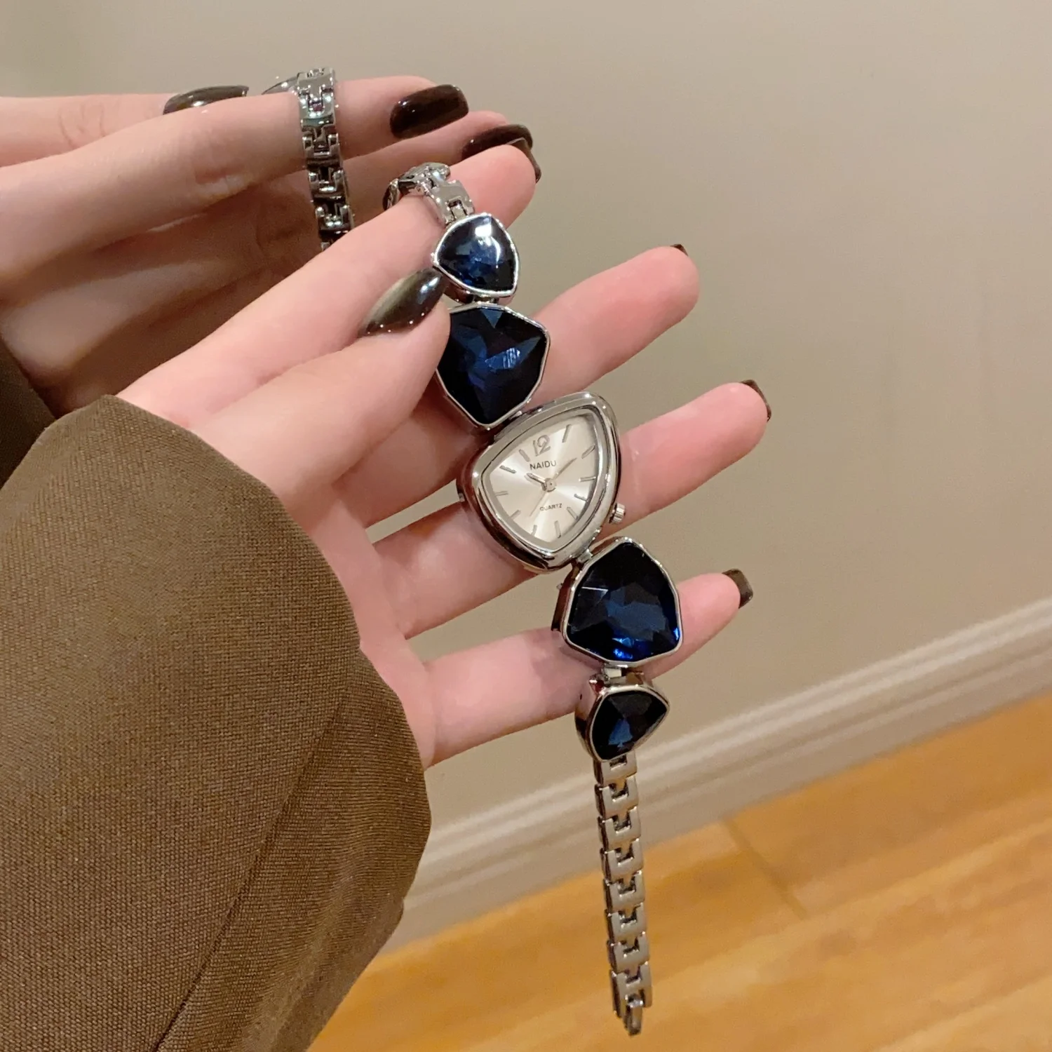 ساعة كوارتز نسائية بتصميم غير منتظم ساعات يد فاخرة كبيرة ملونة مرصعة بالألماس وساعات يد نسائية هدية على مدار الساعة