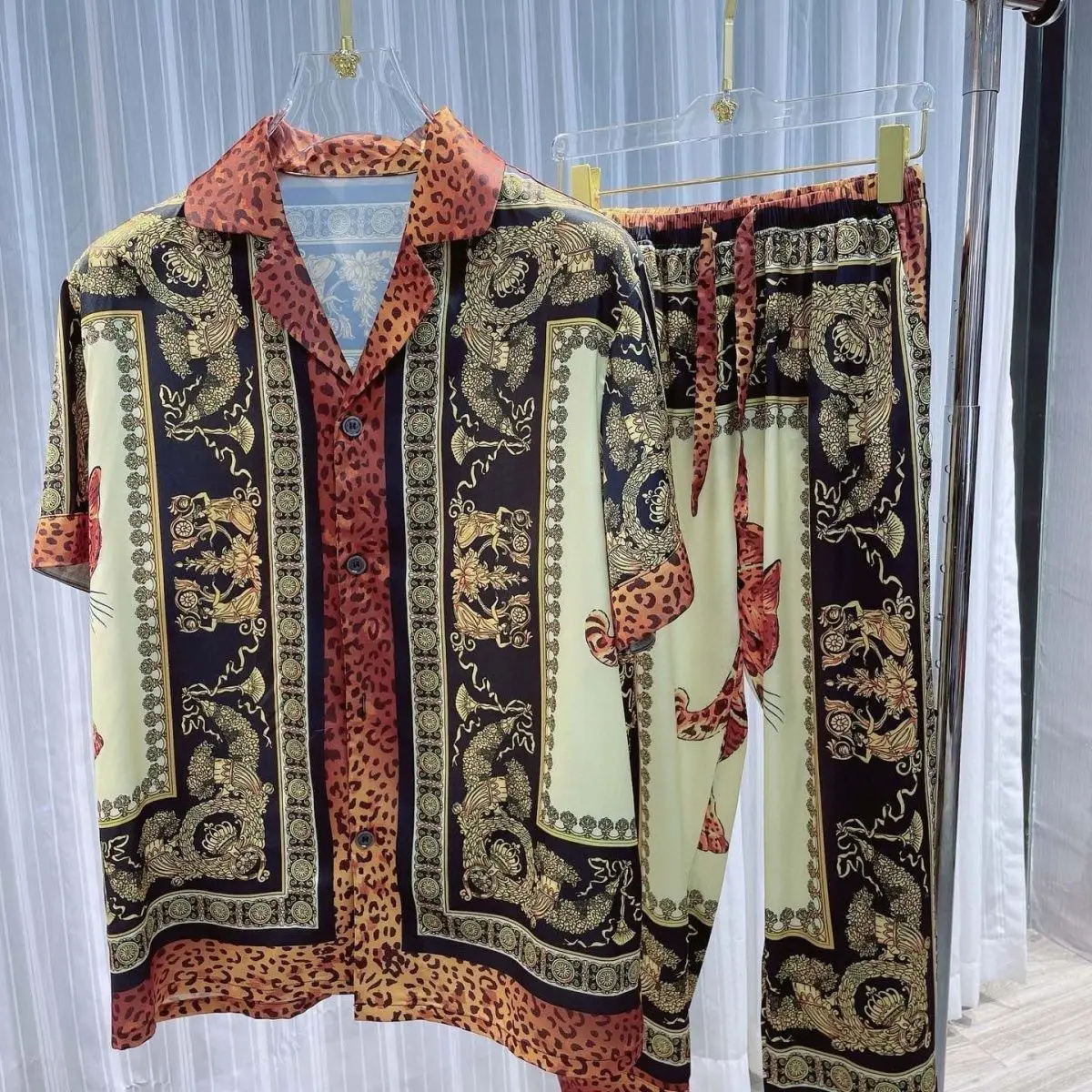 

Новый летний брючный костюм с короткими рукавами, мужской трендовый модный универсальный повседневный комплект из двух предметов с принтом