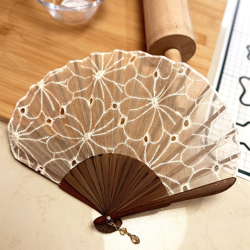 Éventail pliant en dentelle brodée de fleurs, Mini éventail chinois Hanfu en forme de coquille avec pendentif, décoration de maison, artisanat de mariage, cadeau pour Fans